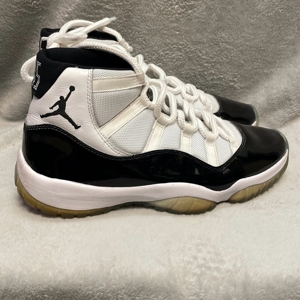 Air Jordan 11 Retro Concord Sneakers Size 9